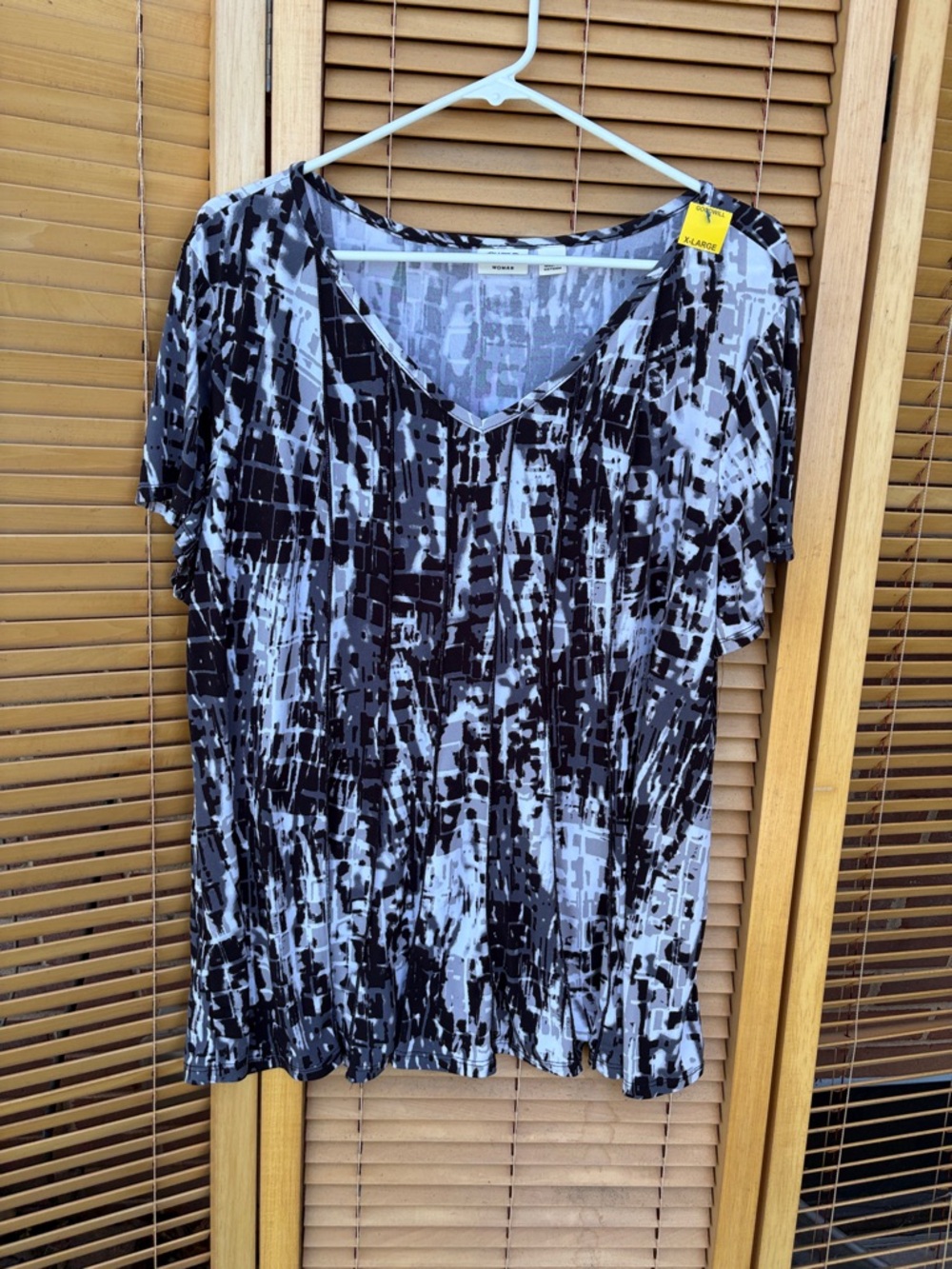 Black & Gray & White Abstract V-Neck Women's Top 18/20 stretchy